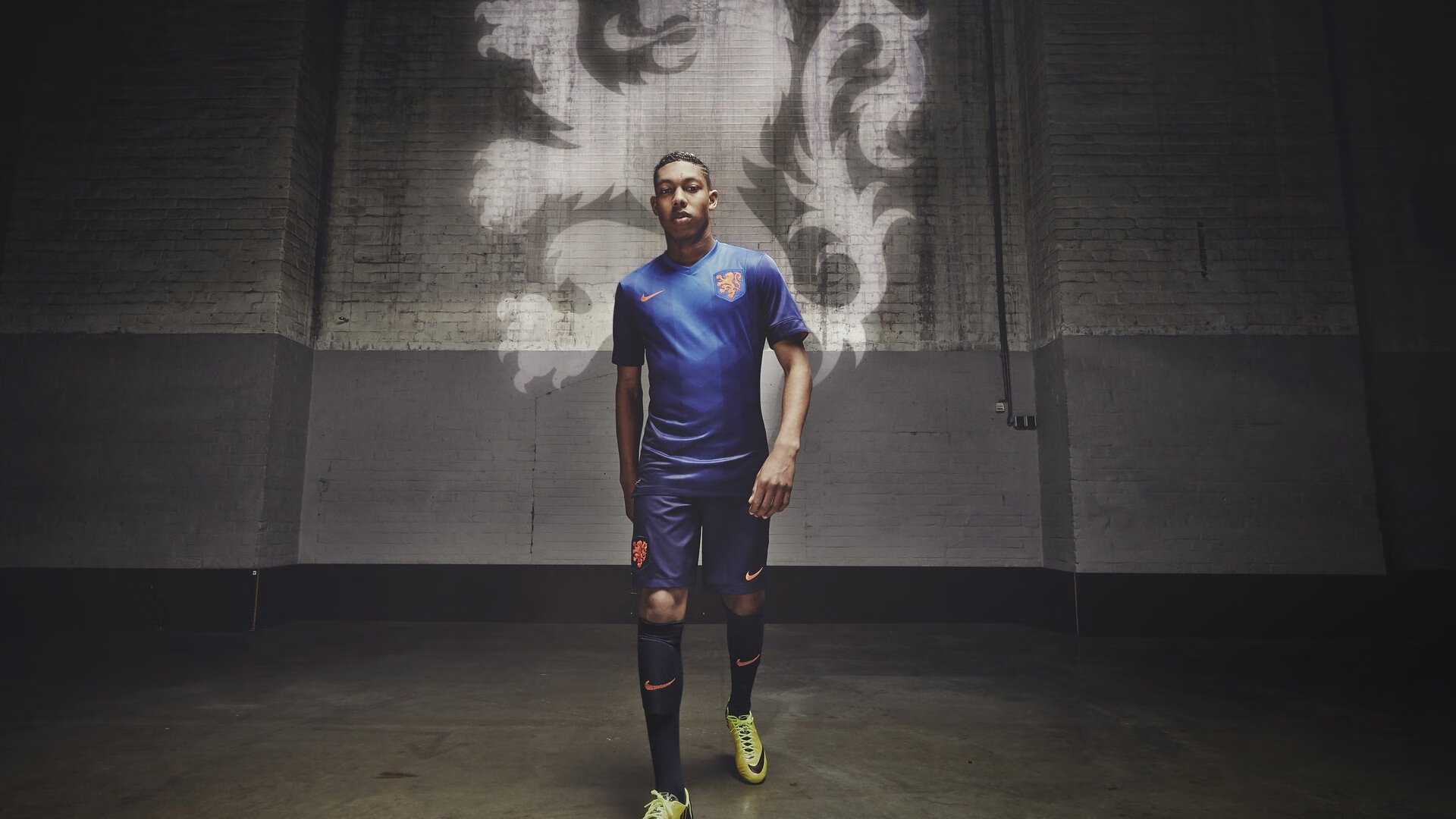 梅西第八次捧起金球奖 刷新足坛历史纪录